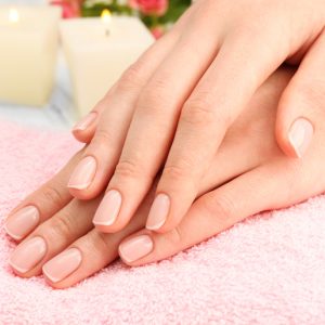 MANICURE CON APPLICAZIONE SMALTO SEMIPERMANENTE