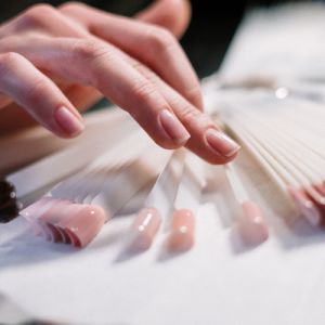 MANICURE CON APPLICAZIONE NAIL LAQUER